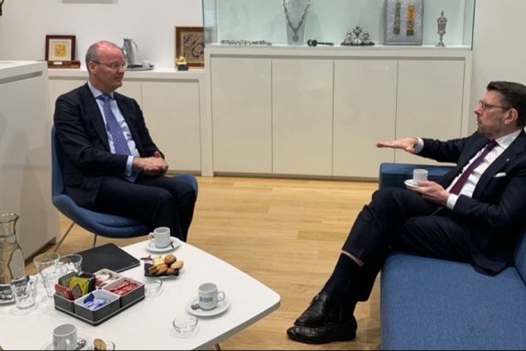 Burgemeester Arends in gesprek met Klaas Knot Burgemeester Arends in gesprek met Klaas Knot