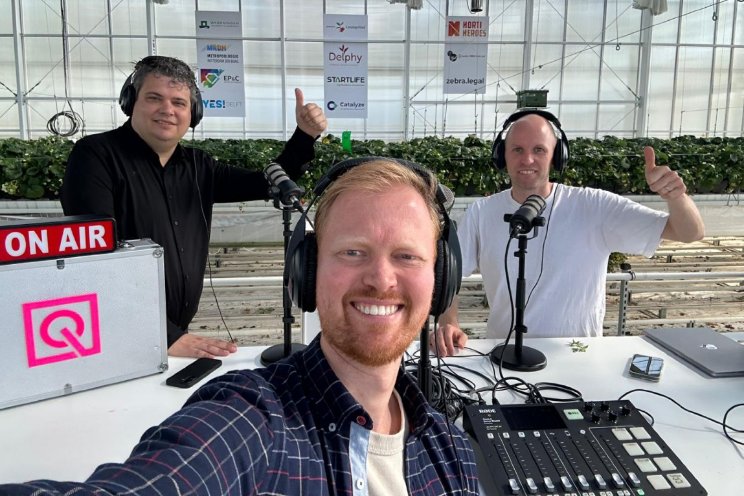 Podcast tussen aardbeien