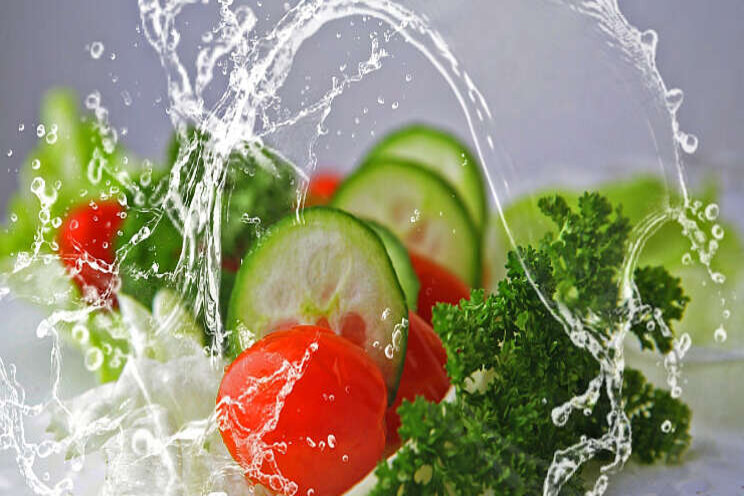 Waarom steeds meer mensen plantaardig eten... Waarom steeds meer mensen plantaardig eten...