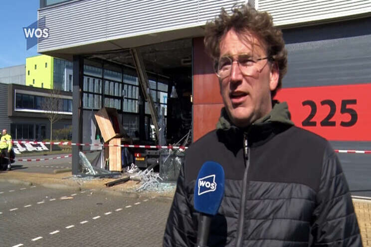 Vrachtwagenchauffeur rijdt pand van XL Bedrijfskleding binnen Vrachtwagenchauffeur rijdt pand van XL Bedrijfskleding binnen