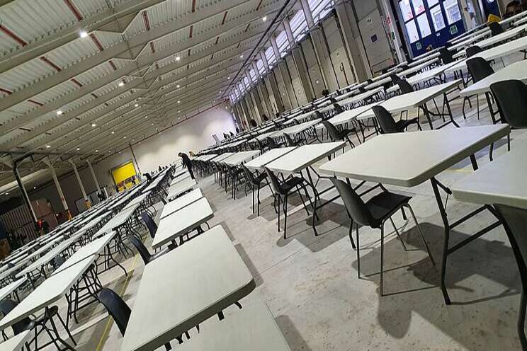 Scholieren doen examen in opslagloods Hoogstraten Scholieren doen examen in opslagloods Hoogstraten
