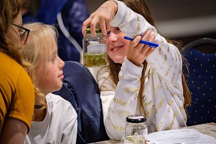 WUR laat schoolkinderen kennismaken met algen WUR laat schoolkinderen kennismaken met algen