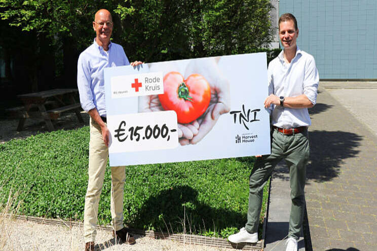 Donatie Rode Kruis na tomatenactie TNI Donatie Rode Kruis na tomatenactie TNI