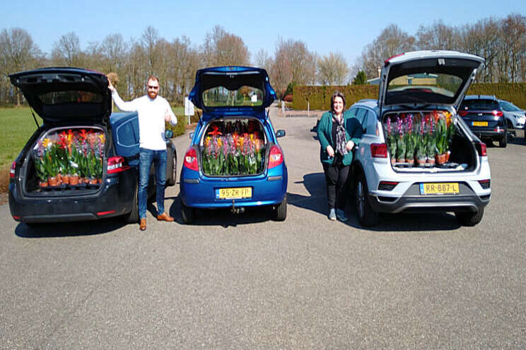 Team HortiContact schenkt bloemen aan zorgcentrum Team HortiContact schenkt bloemen aan zorgcentrum