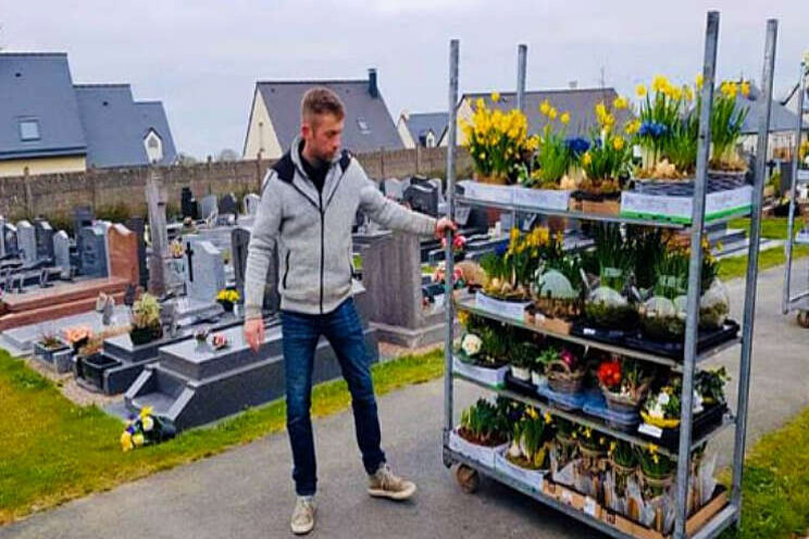 Teler plaatst bloemen op lokale begraafplaats
